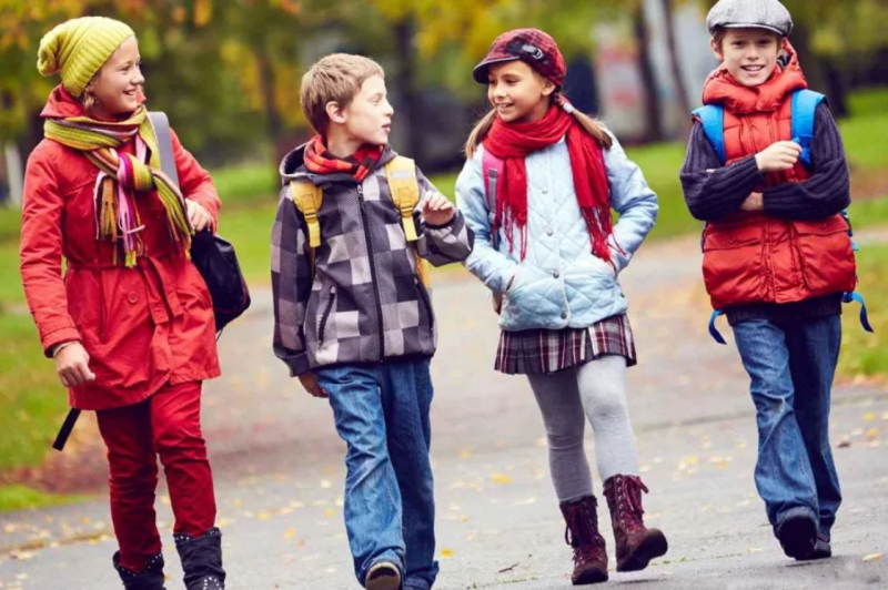 как собрать базовый демисезонный гардероб для ребенка: правило трех слоев